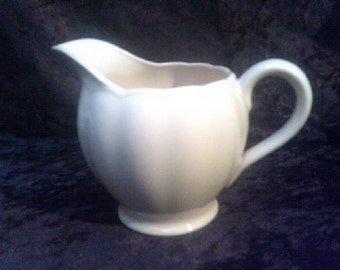 Grindley Peach Petal medium Jug / Pitcher