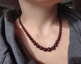 Garnet necklace graduated. January birthstone. Natural gemstone necklace. Beaded red garnet necklace. Day gift. Red Garnet necklace.