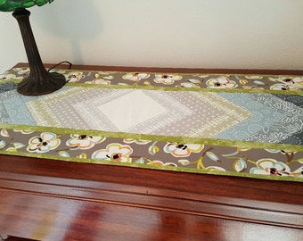 Quilted Table Runner, Table Topper, Table Mat, Green and Grey Table Runner, Table Decoration, Quilted Table Linen