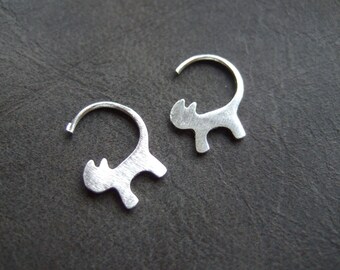Cute little kitten earrings, silver plated cat earrings, small cat earrings silver, kawaii cat earrings, cat outline matt finish, brushed