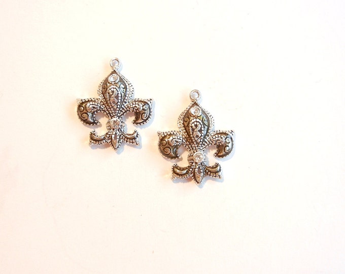 Small Pair of Antique Silver-tone Fleur De Lis Charms with Light Black Wash Accent