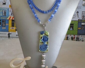 Ravissant collier sautoir perles et céramiques "Roses bleues"