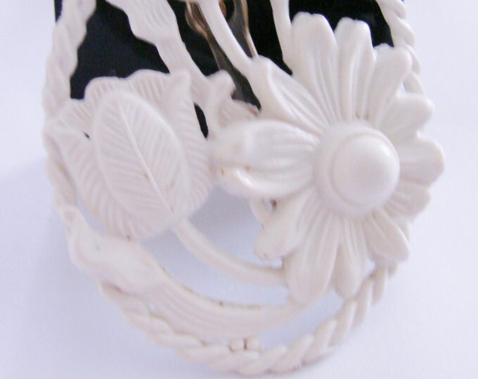 Large 30s 40s White Textured Floral Brooch / Vintage Jewelry / Jewellery