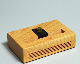 iPhone 6/7 Docking Station - The CONCERT Acoustic Speaker Dock in MAPLE wood – Use With or Without a Case - Boosts the Sound