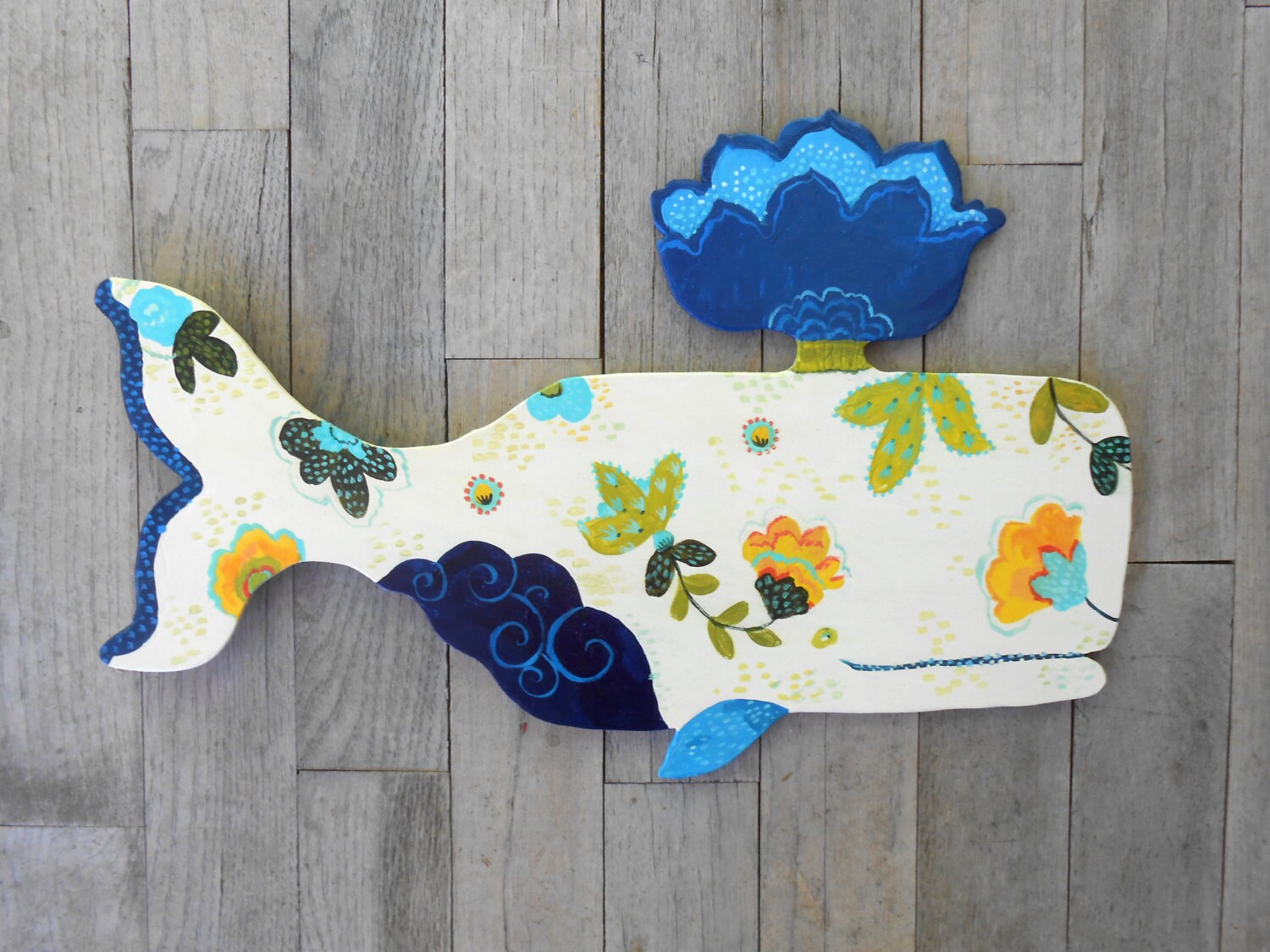 Escultura de pared de madera Lotus ballena por Kimberly