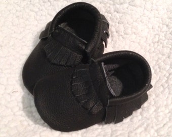 Black Leather Moccasins, Black Fringe Leather Baby Moccasins, Black Baby shoes, Baby Moccasins, Black Baby Booties, Crib shoes, Baby Gift