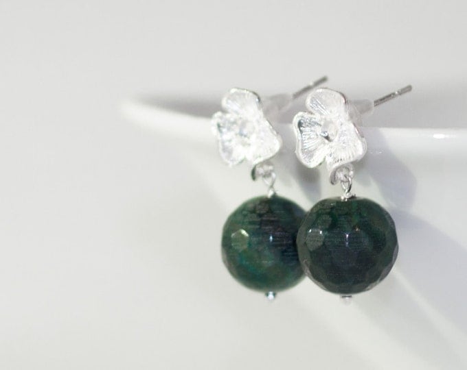 Green earings, Green stud earrings, Green studs, Dark green earrings, Silver flower stud earrings, Agate stud earrings, Earrings green
