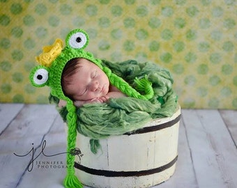 Newborn frog photo prop with crown/Frog prince bonnet/Frog Princess/Crochet Knit Baby Boy Or Girl