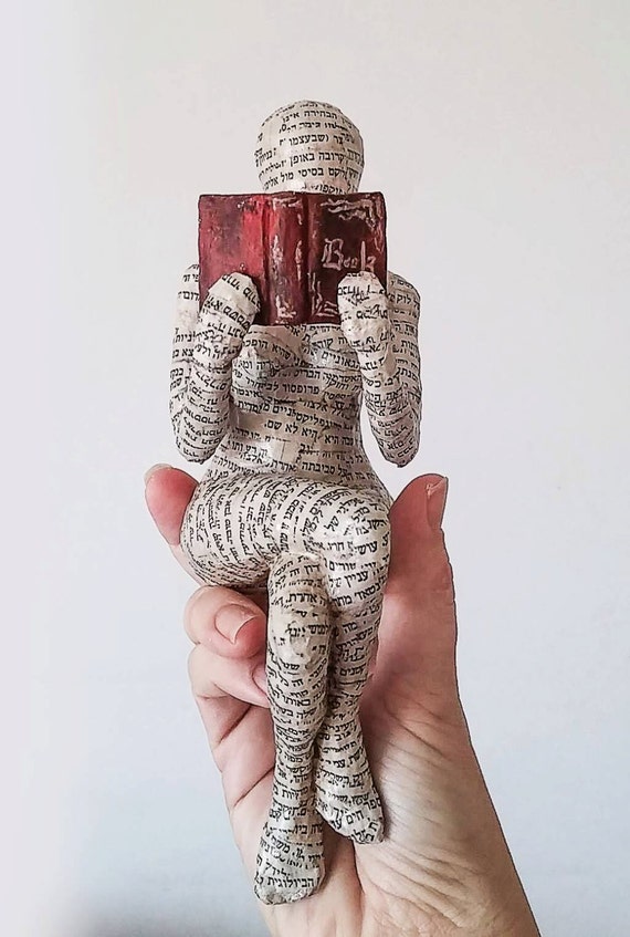 Lesende frau regal dekor papier pappmaché skulptur von madhippoart