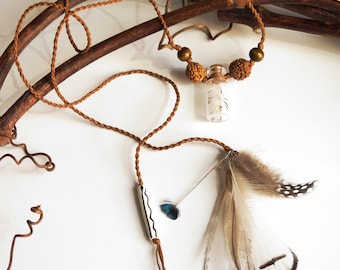 Dandelion Florets Macrame Necklace, natural feathers, rudraksha seeds - Collier macramé fleurettes de pissenlits, plumes, graines naturelles
