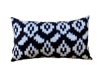 Coussin Ikat noir et blanc grisé " Asia"