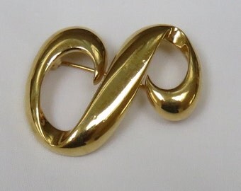 Elegant and Glamorous Gold tone Signed Monet Brooch