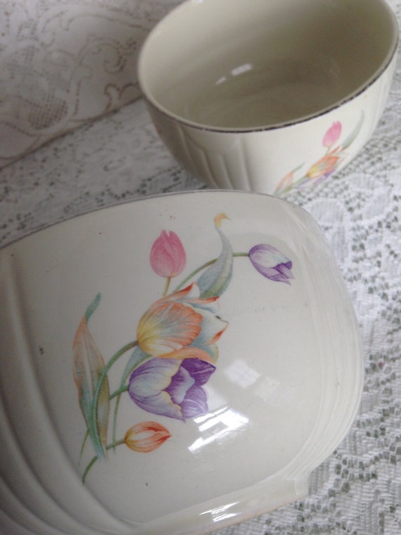 Hall's Superior Quality Kitchenware Tulip Pattern Mixing