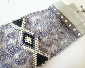 Lace cuff(headline) and weaving pearls, with grey leather