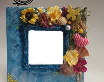 Wood frame of 7,5x7,5 cm blue with yellow and pink's details