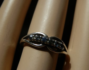 Vintage silver ring with six pale blue stones - UK size K USA 5 1/2 - Excellant condition - unusual shape * Vintage jewellery jewelery