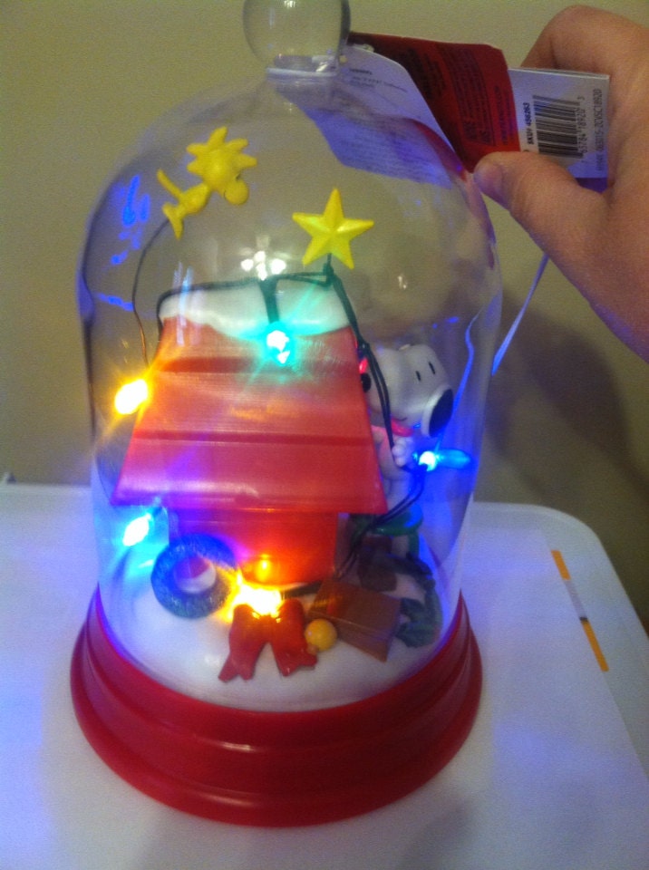 Peanuts Snoopy 9.25 Inch Table Decor Lighted Christmas Doghouse With Woodstock /Vintage Snoopy 