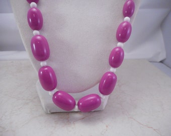Vintage Retro Purple and White Graduated Bead Necklace 24 Inch