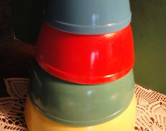 Vintage Set O 4 Pyrex Nesting Glass Mixing Bowls Primary Colors - No Numbers Bowls, Primitive
