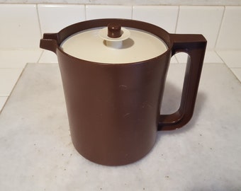 Retro Classic Tupperware Pitcher with lid