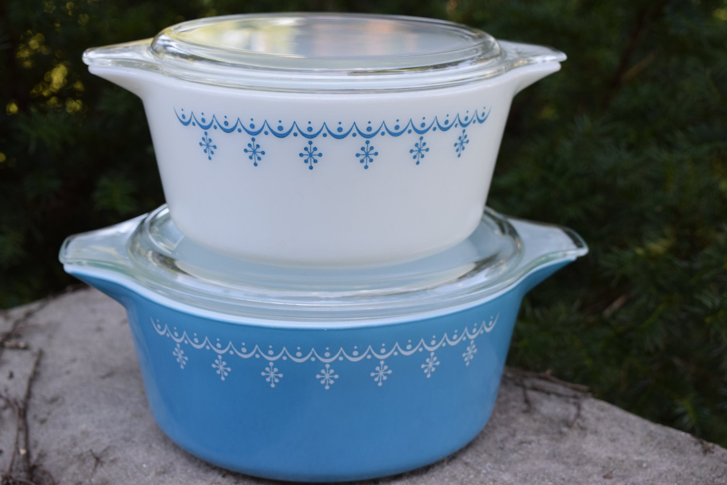 pyrex-snowflake-covered-casserole-dishes-blue-475-and-white