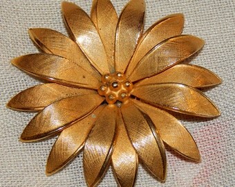 Pretty Vintage Gold Flower Brooch - Giovanni