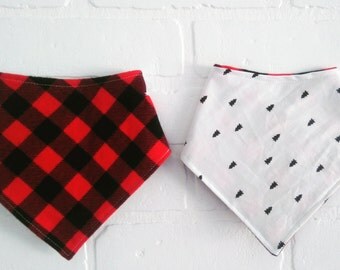 Bavoir bandana sapins blanc bavette carreaux rouge chalet noel style bucheron / White pine trees Bandana bib red plaid backing christmas