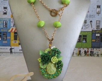 Collier plastron pendentif "Une elfe au milieu des fleurs" en métal doré