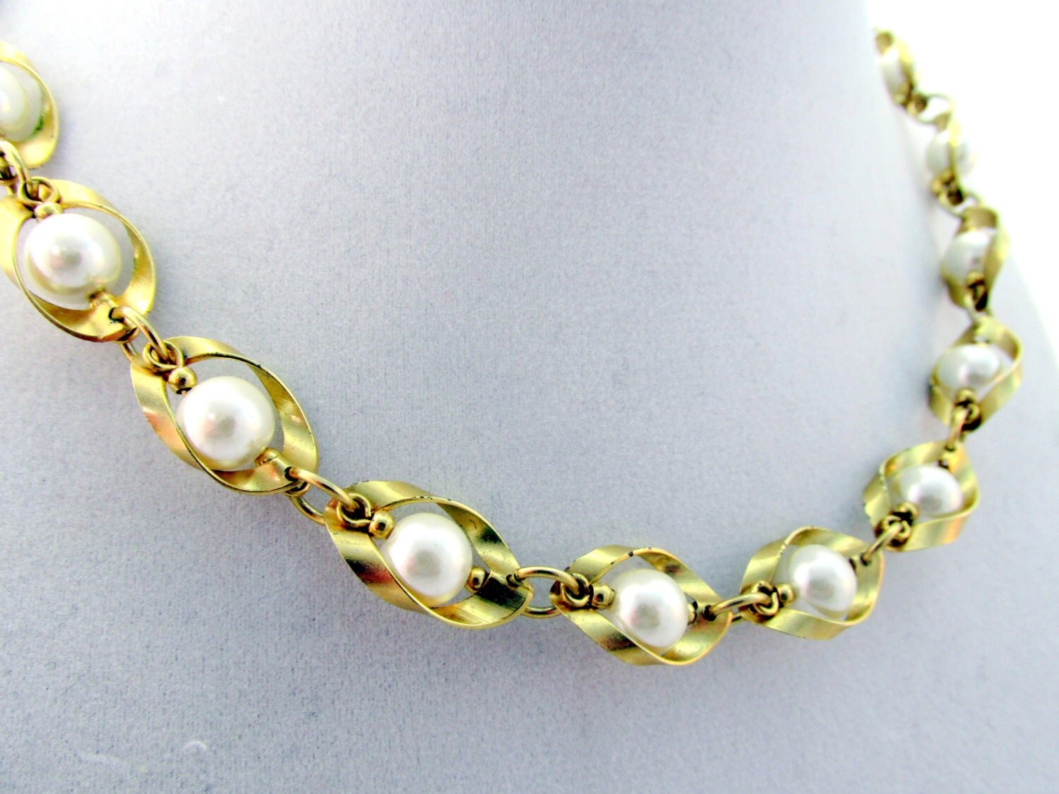 Pearl Gold Loop Chain Necklace 19 Inches Vintage Collectible