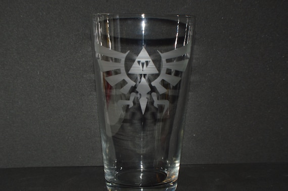 Legend of Zelda Hyrule Crest etched Pub glass fan art