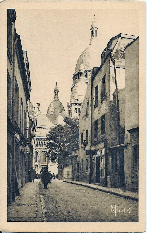 Paris Montmartre. La Rue du Chevalier de la Barre et la Sacre