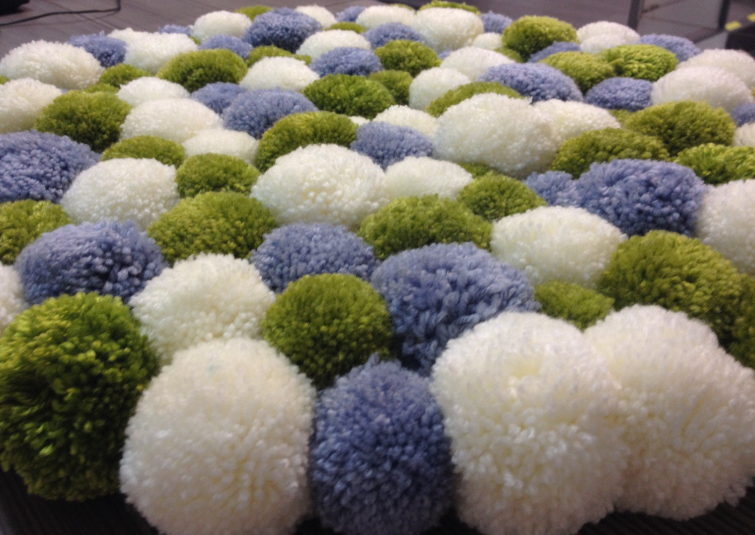 Pom pom rug