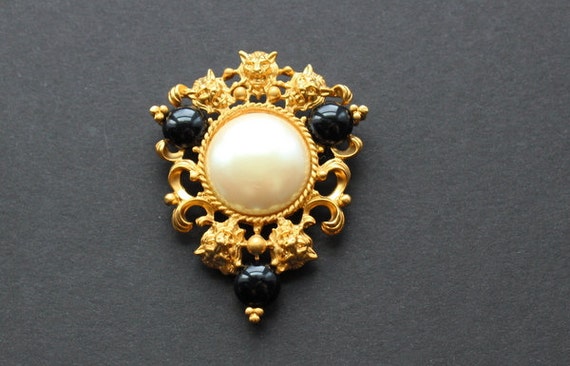 Avon Signed Lion Head Brooch Baroque Style Faux Pearl Vintage