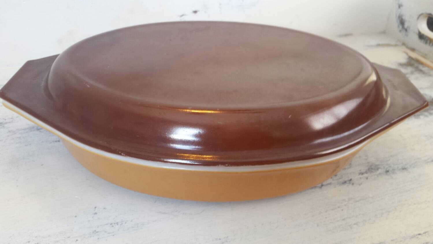 Vintage Pyrex 063 1 QT Divided Dish with Lid. Gold/Brown