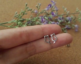 6 mm Cat outline ear stud - Sterling silver cat outline ear stud - Cartilage ear stud - Cat earrings - Silver jewelry - Tiny cat