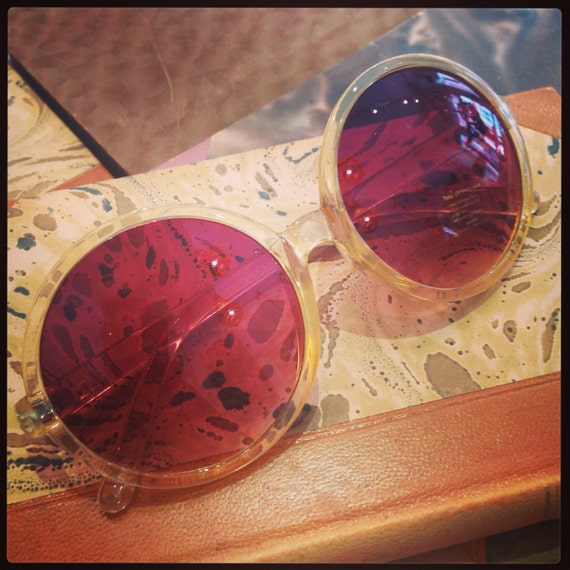 Retro sunglasses: Big round 60's style plastic yellow.