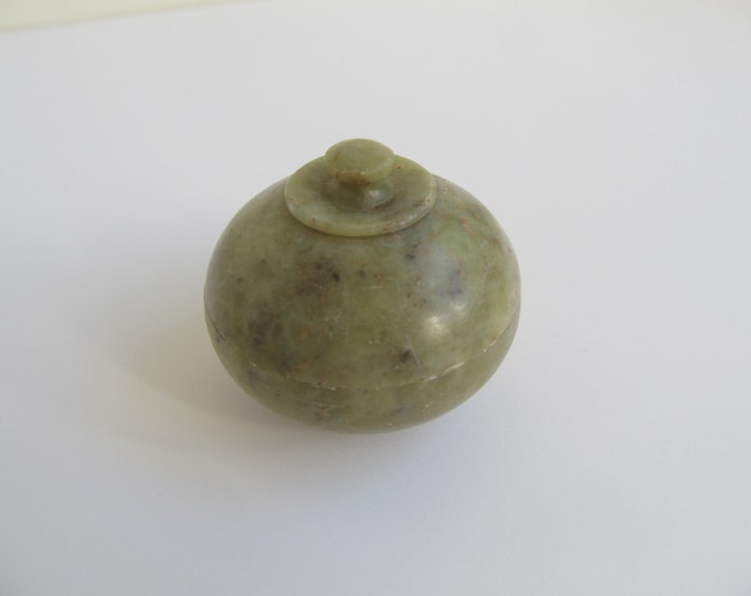 Chinese soapstone cosmetics pot, tiny green rouge jar, small lidded patch box / jewelry / trinket / snuff box - great quality