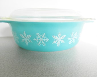 Pyrex Snowflake Casserole, 1950s Turquoise Pyrex Serving Dish, Covered Casserole, Pyrex Covered Casserole