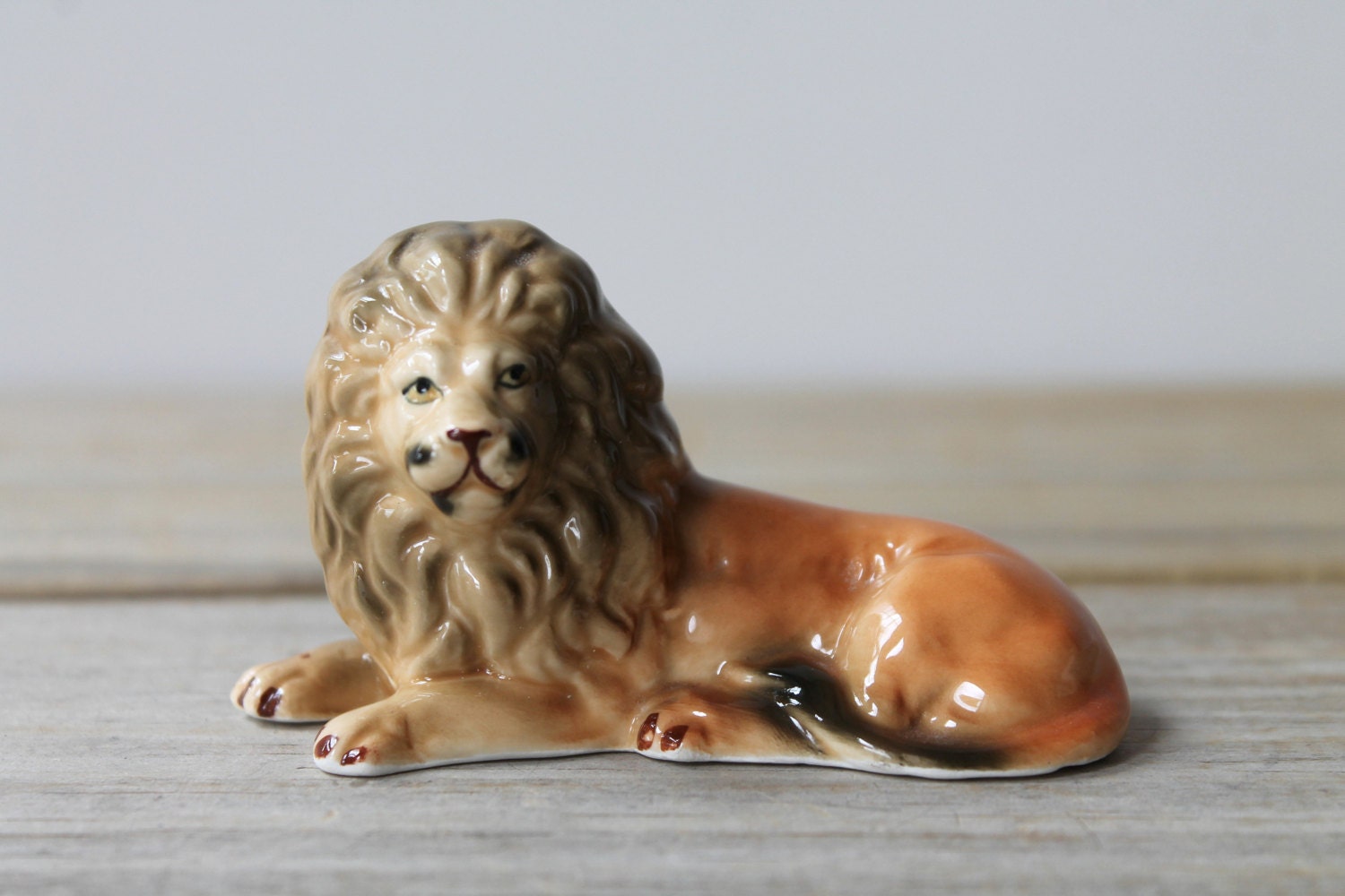 Vintage ceramic lion figurine / collectible retro mini leo
