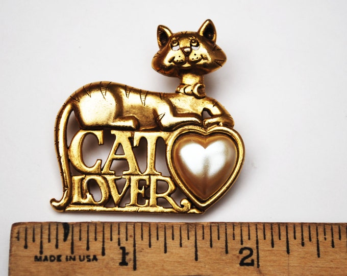 Cat Lover Brooch - Signed Danecraftgold tone Kitty - white pearl heart