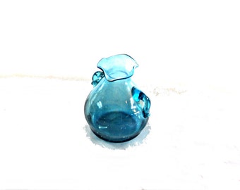 Glass vase vintage. Blue vase. Small vase. Hand blown glass. Bud vase. Small glass vase. Clear blue hand blown small vase. Handled vase.