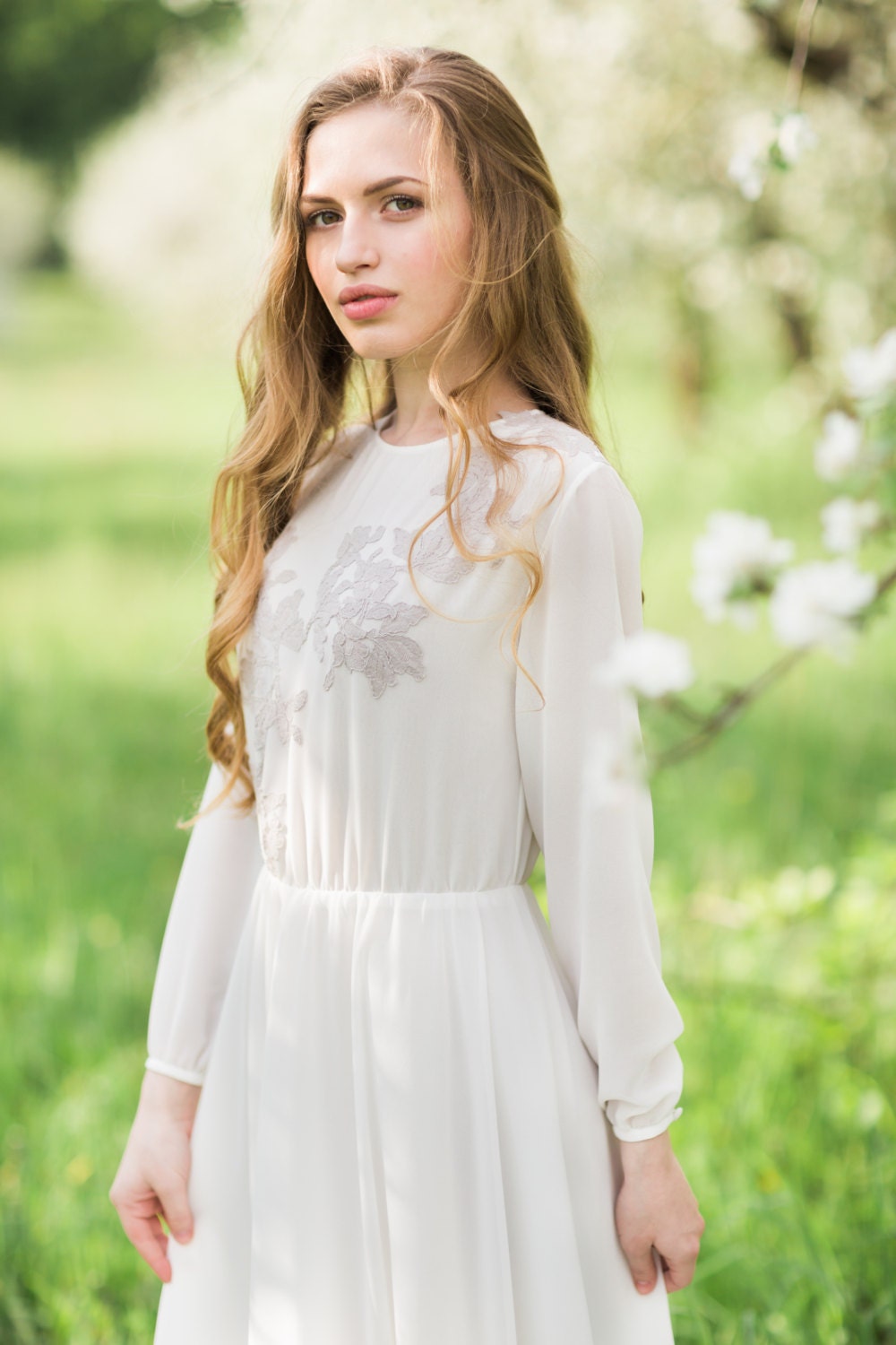 High-necked milk dress with lavender lace decoration