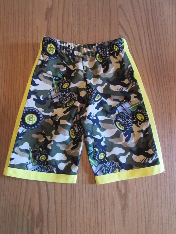 Boys camouflage shorts / tractor shorts / cotton / yellow edge / elastic waste / back pockets