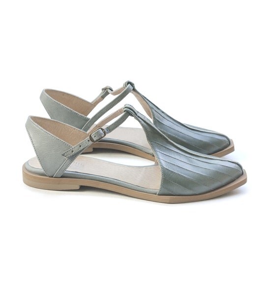 Flat green sandals T strap sandals women shoes by LieblingShoes