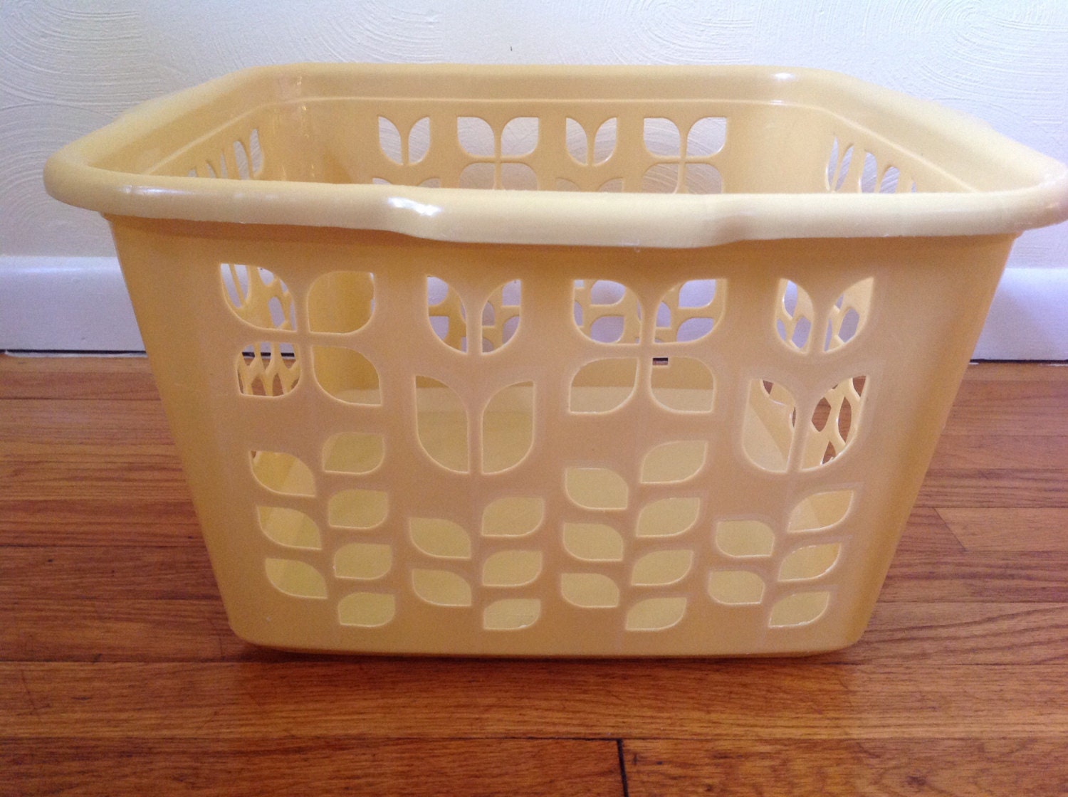 Vintage Rubbermaid laundry basket in yellow / gold, gold roughneck