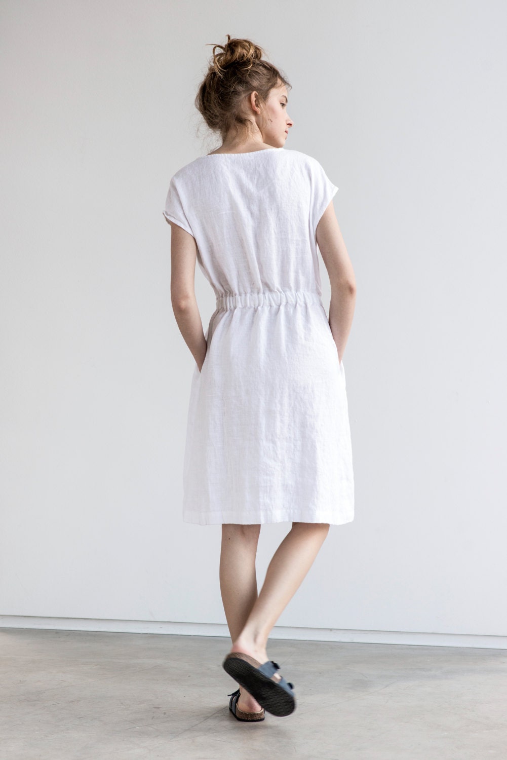 Basic linen dress with elastic waistband in white / Washed