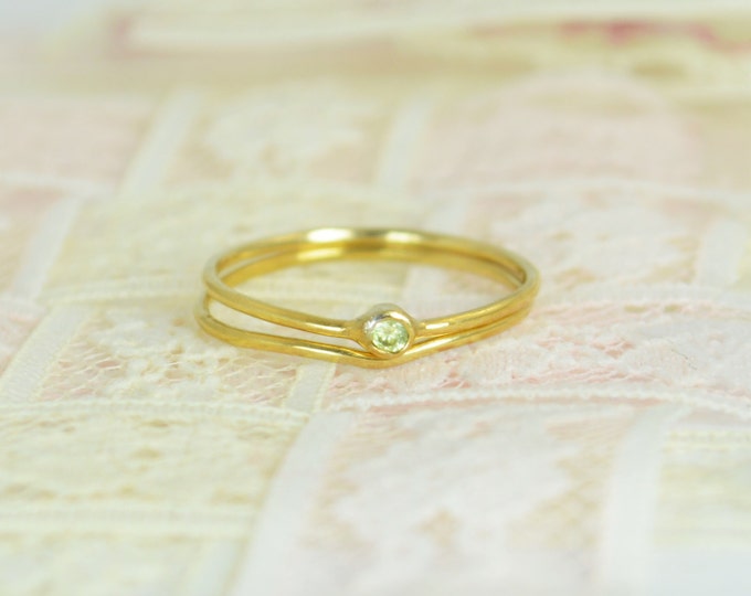 Tiny Peridot Ring Set, Solid 14k Gold Wedding Set, Stacking Ring, Solid 14k Gold Peridot Ring, August Birthstone, Mothers Ring, Gold Peridot