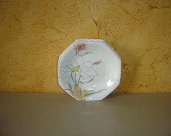 Lot 6 assiettes Arcopal creuses hexagonales . Décor fleurs. Cristal d'Arques. France