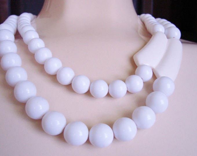 Vintage White Lucite Modernist Bead Necklace / 1980s Jewelry / Vintage Jewelry