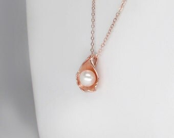 rose gold pearl necklace, pink gold pearl necklace,pearl leaf necklace, white pearl pendant, rose gold pearl pendant, rose gold lavalier